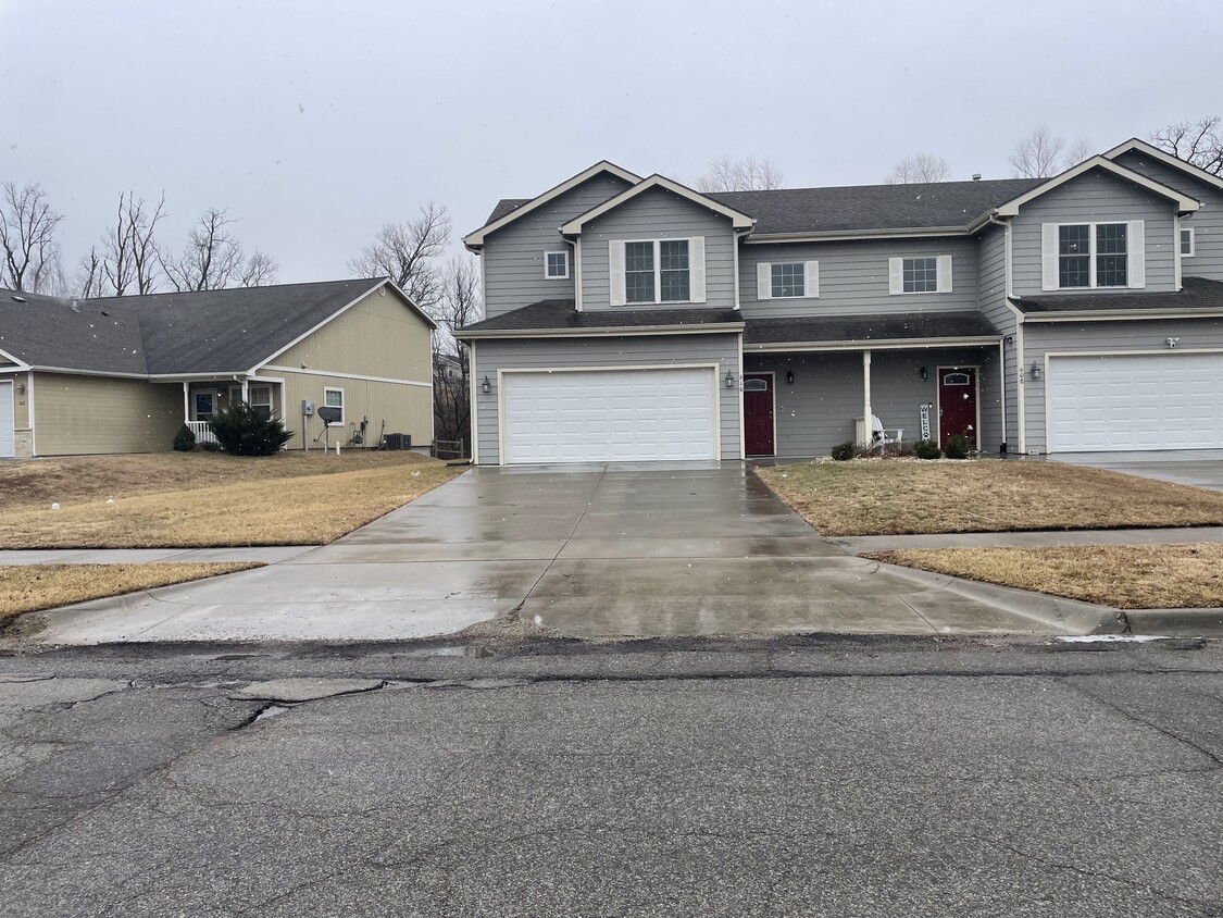 Front - 610 Highland Ridge Dr