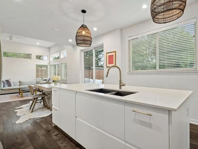 Foto del edificio - Charming 2-Bedroom, 3-Bathroom Condo with ...