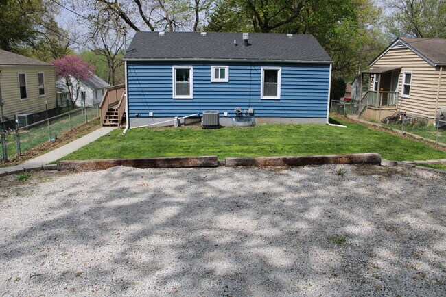 Building Photo - Beautiful 3 bdrm