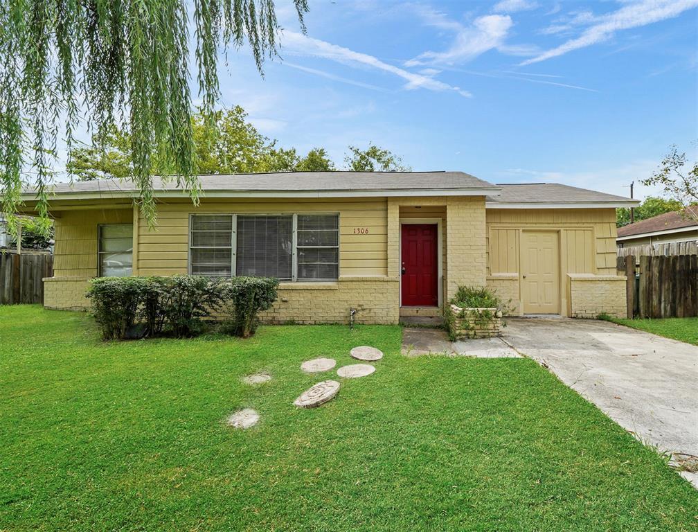 Primary Photo - 1306 Briarwood Dr