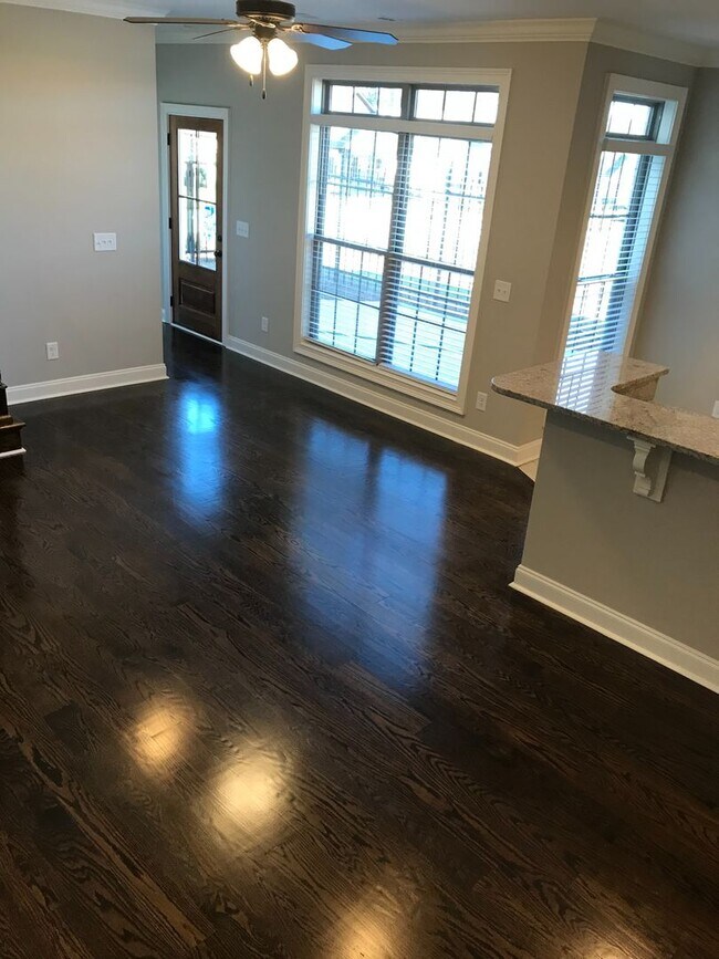 Foto del edificio - Townhome Available for August!