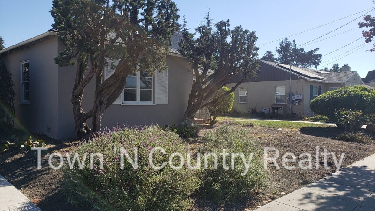Foto principal - Charming 3-Bedroom Home in South Salinas –...