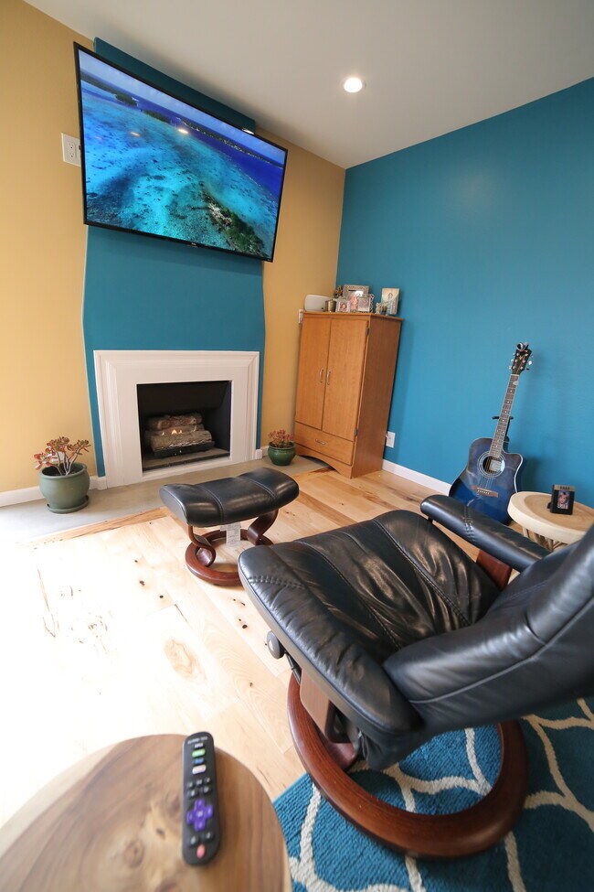 Sala de estar con chimenea - 3512 Del Amo Blvd