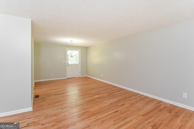 Building Photo - 3085 Flowers Dr