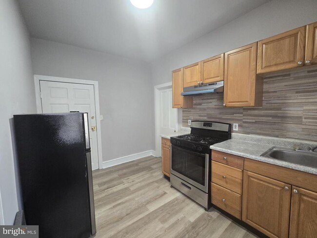 Building Photo - 5526 N Mascher St