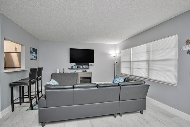 Building Photo - 436 Fanshaw K