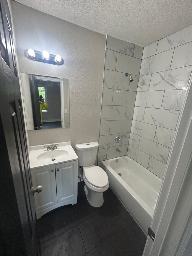 Building Photo - 2760 Lola Ave