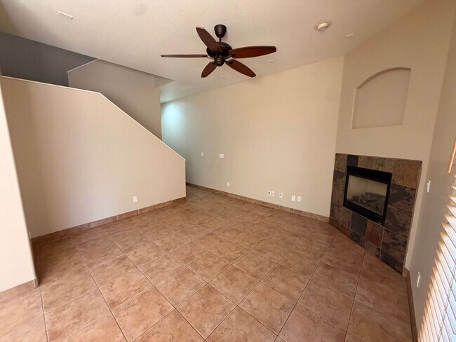 Foto del edificio - 3 bedroom, 2.5 bath unit close to Camelback and 16th St. in a gated community.