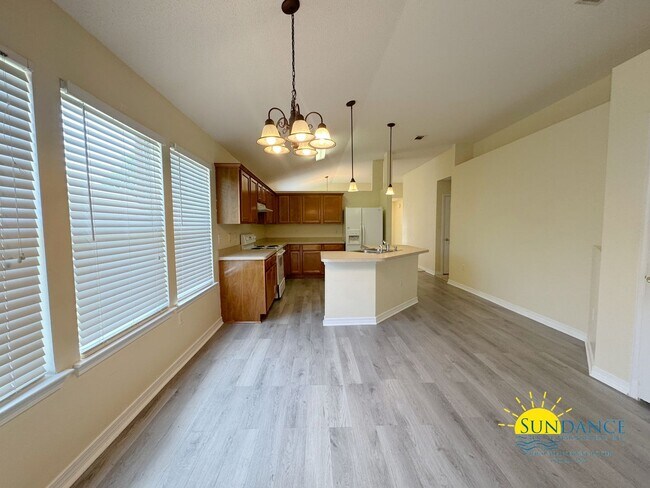 Foto del edificio - Charming 3-Bedroom + BONUS room in central...