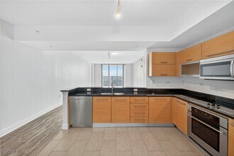 Building Photo - 3000 Oasis Grand Blvd