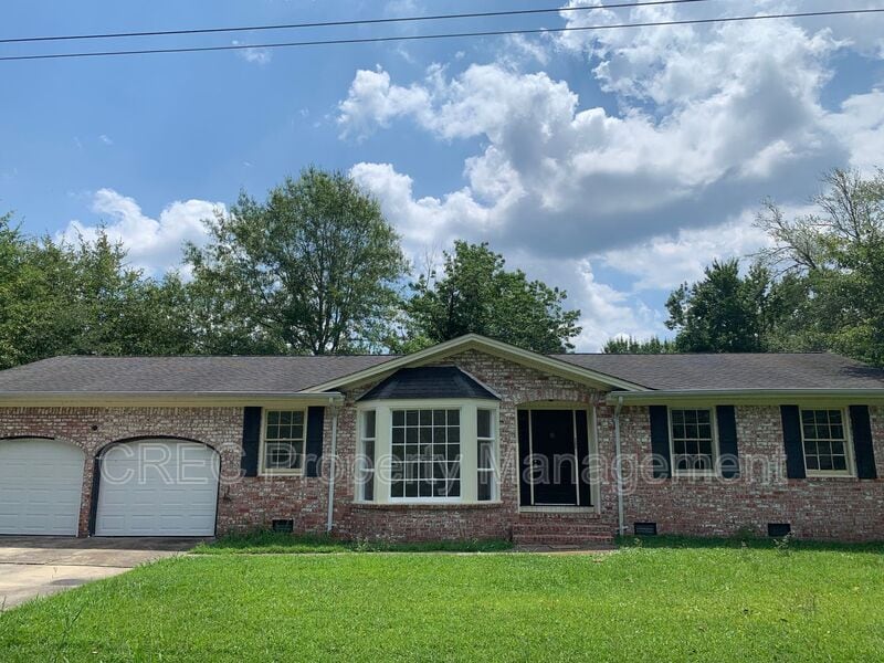 Foto principal - 205 Pinewood Dr