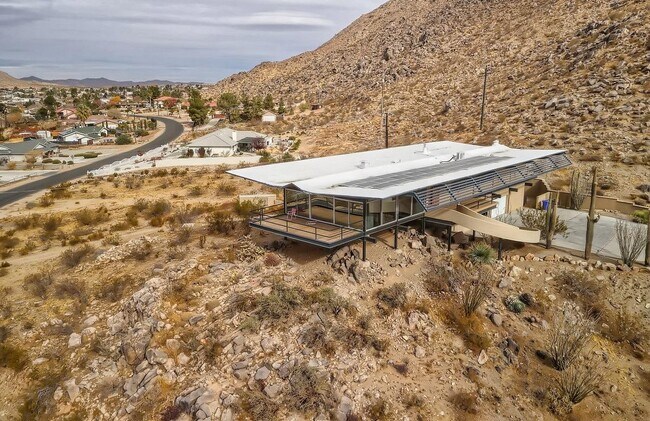 Foto del edificio - 15709 Rimrock Rd