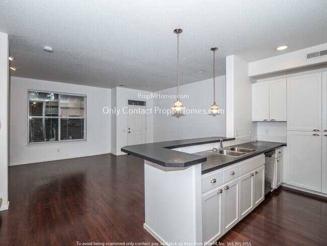 Foto del edificio - Three Bedroom Craftsman Amberglen Townhome! DEPOSIT SPECIAL