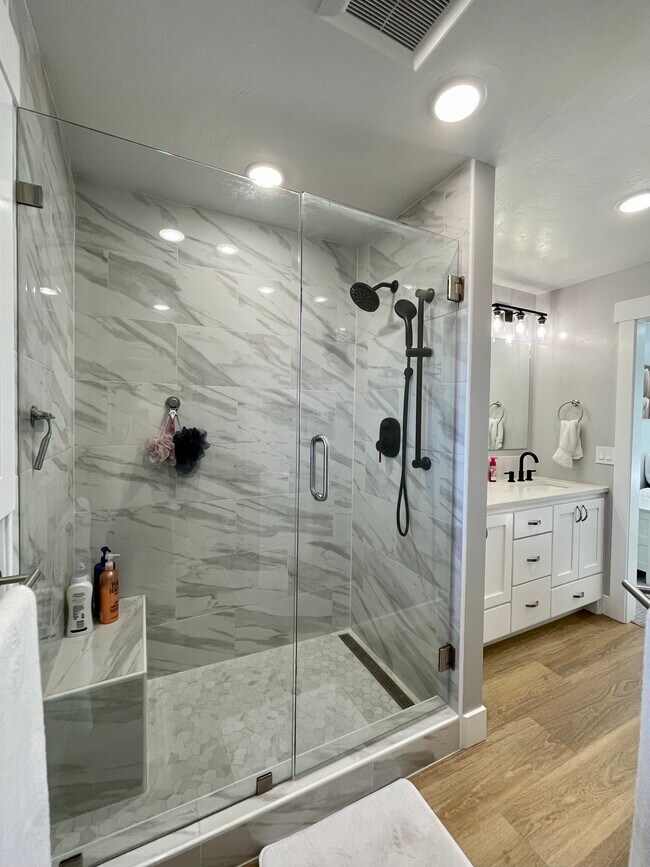 Building Photo - 36 N Millhollow Rd