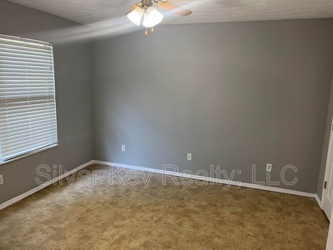 Building Photo - 924 Brittany Deanne Ln