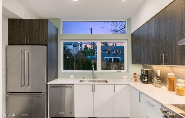 Foto del edificio - 4 br, 3.5 bath Townhome - 1310 Yakima Ave S