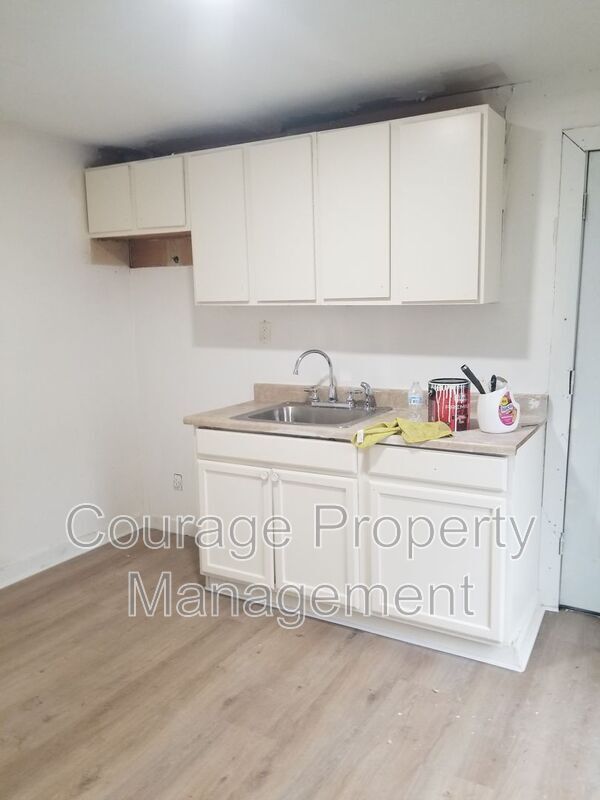 Building Photo - 514 W First St