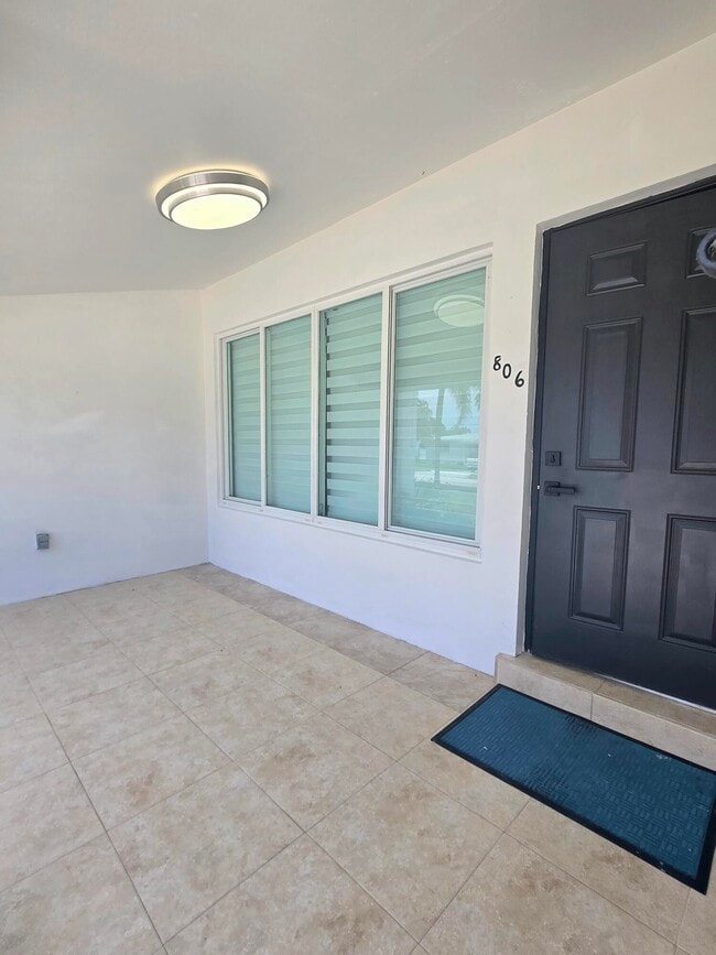 Building Photo - 806 N 31st Ct
