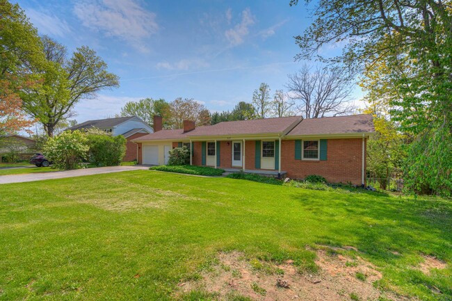 Building Photo - 507 Stonegate | 6 Bed 3 Bath Newly Remodel...