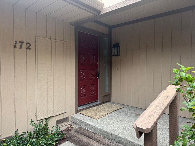 Building Photo - Beautiful 2 bedroom, 2 bath single level townhome in desirable Alamo Square w/ 2 car garage!