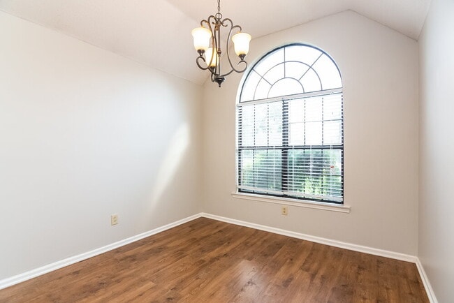 Building Photo - 10824 Ridgefield Dr