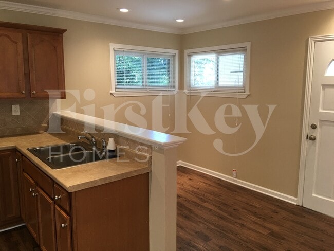 Foto del edificio - 3393 Woods Dr