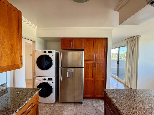 Foto del edificio - BEAUTIFUL UPPER 3BD/2BA UNIT PLUS BONUS ROOM. TIBURON CONDO. MT.TAM VIEWS!