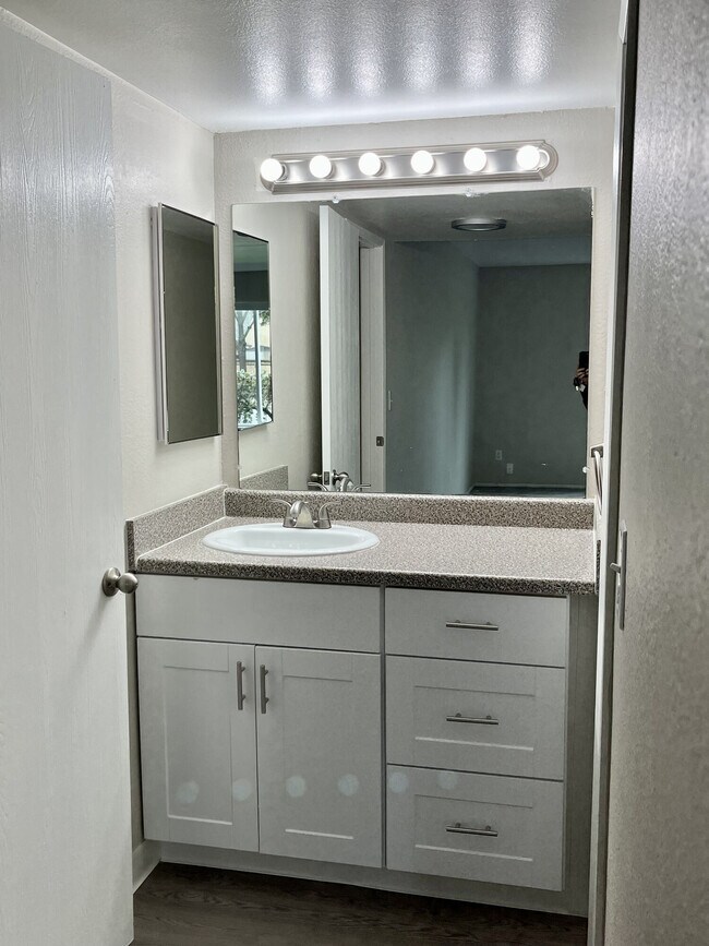 Building Photo - Glenbrook Apartments