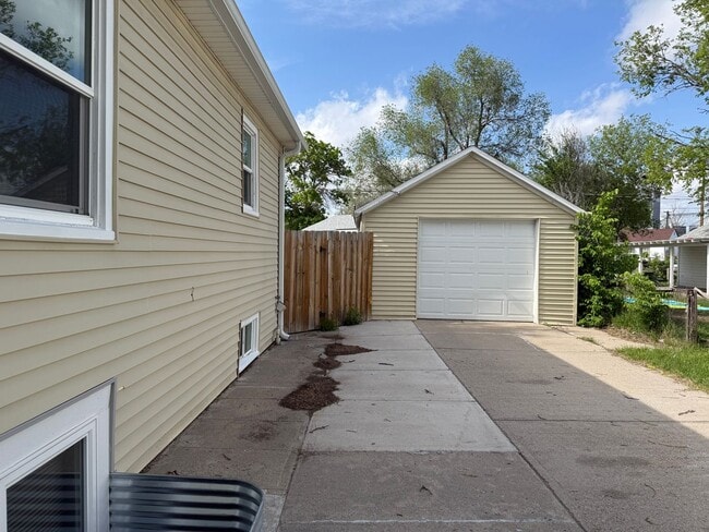 Foto del edificio - Three Bedroom, Two Bathroom Home! One car garage!