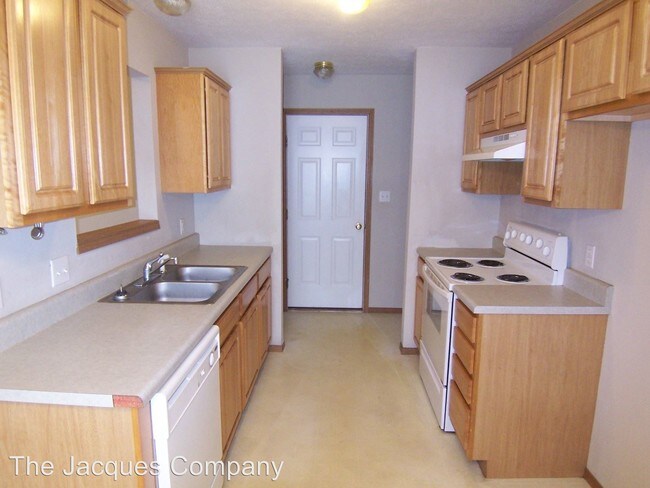 Building Photo - 819-821 N Pinewood Ave