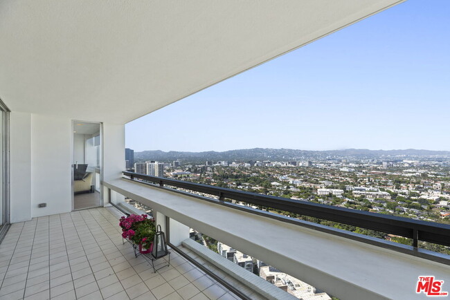 Building Photo - 2220 Ave of the Stars