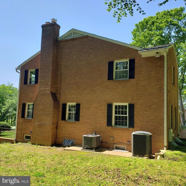 Building Photo - 725 Norway Rd