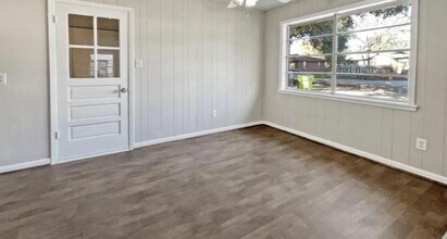 Building Photo - 809 Cub Ln