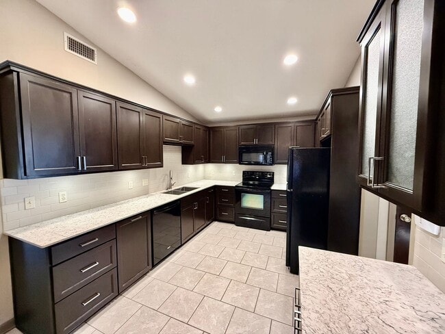 Foto del edificio - Spacious 3BR/2BA Home in Terre Haute – Fireplace, Garage, Fenced Yard + Lawn Care Included