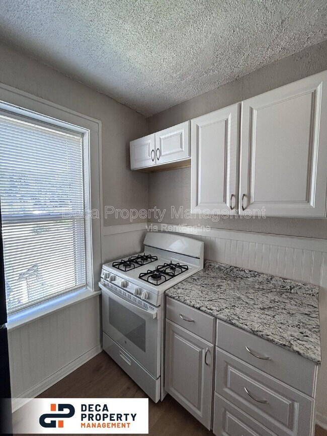 Building Photo - 4231-4233 Ellenwood Ave