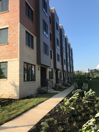 Building Photo - 703 Lakeview Ct