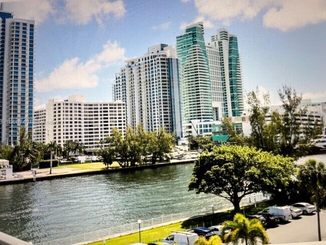 Foto del edificio - 800 Parkview Dr