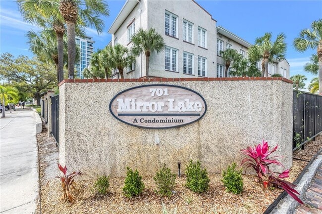 Building Photo - 701 Mirror Lake Dr N