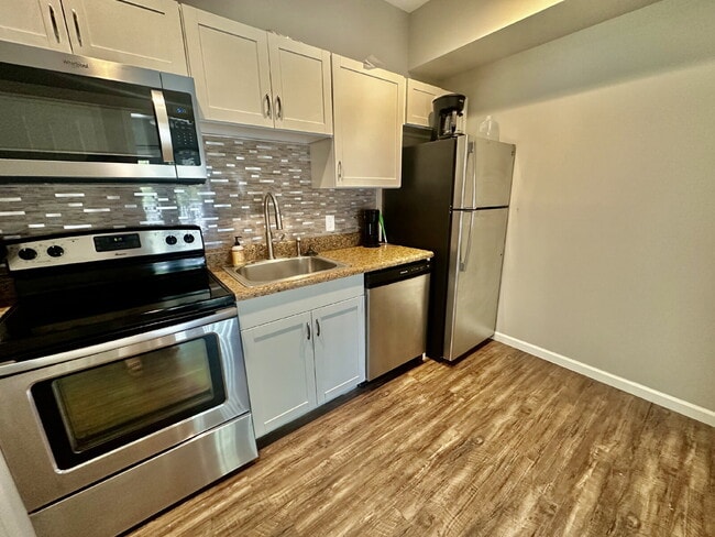 Building Photo - Two Bedroom Apartment in the Heart of the Bluffton Promenade!