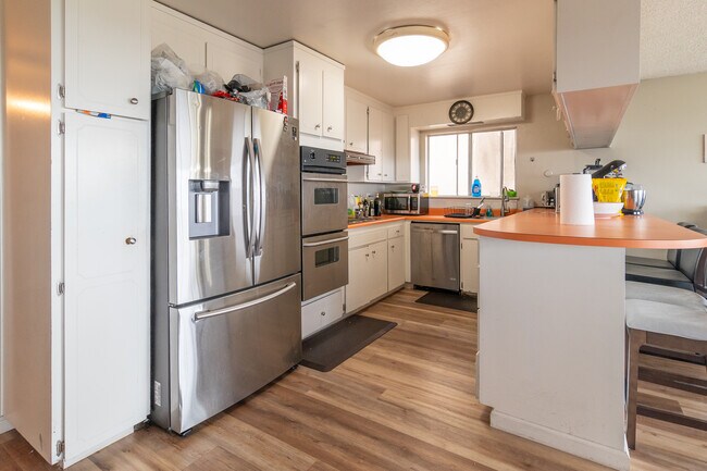 Building Photo - 3010 Broadmoor View