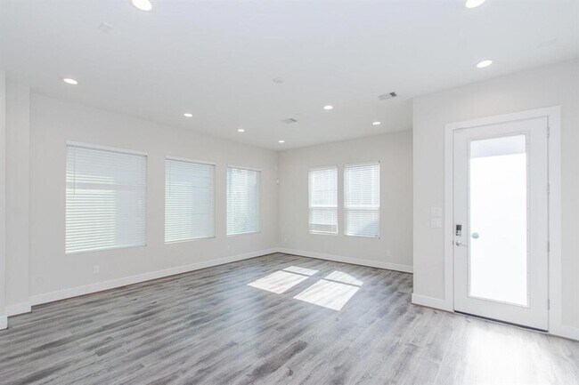 Foto del edificio - 3344 Pinemont Dr