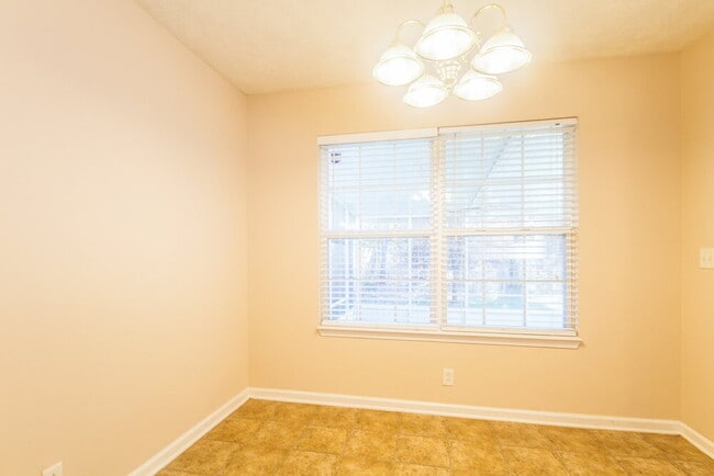 Building Photo - 1318 Eastwoods Dr