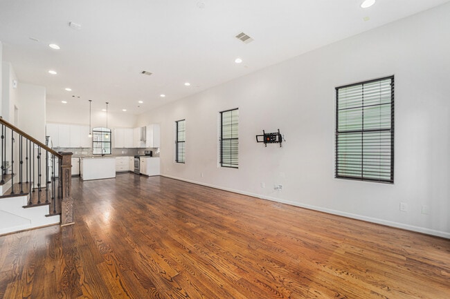 Building Photo - 1404 W 26th St