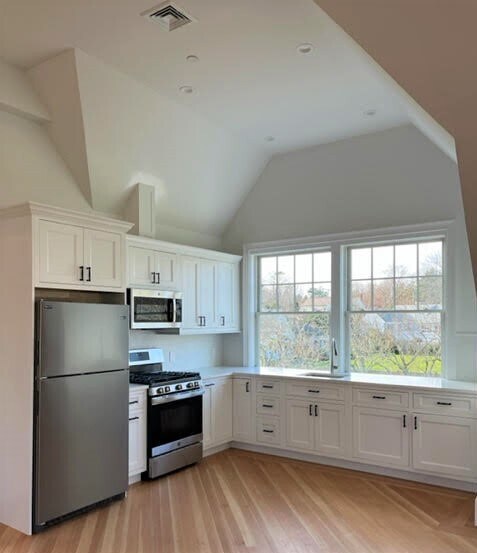 Open kitchen with double windows overlooking the lawn - 9 Beacon Ct