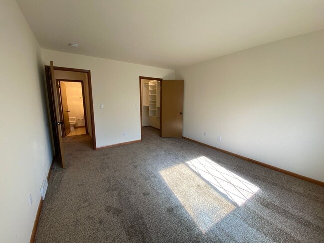 Building Photo - 2 Bedroom Condo