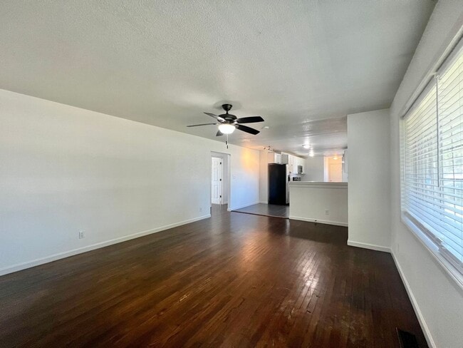 Building Photo - 3 Bedroom, 2 bath house