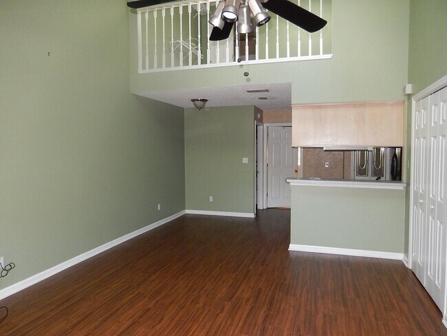 Building Photo - AWESOME 2/2 w/ Loft/Office, Fenced Yard, V...