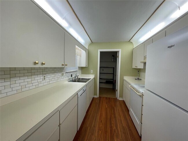 Building Photo - 720 E Gilchrist Ct