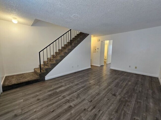 Building Photo - 3-Bedroom, 2.5-Bath Tri-Level Townhome Near UNR & Downtown Reno
