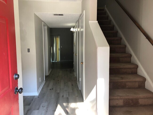 Foto del edificio - 559 Winding Creek Rd
